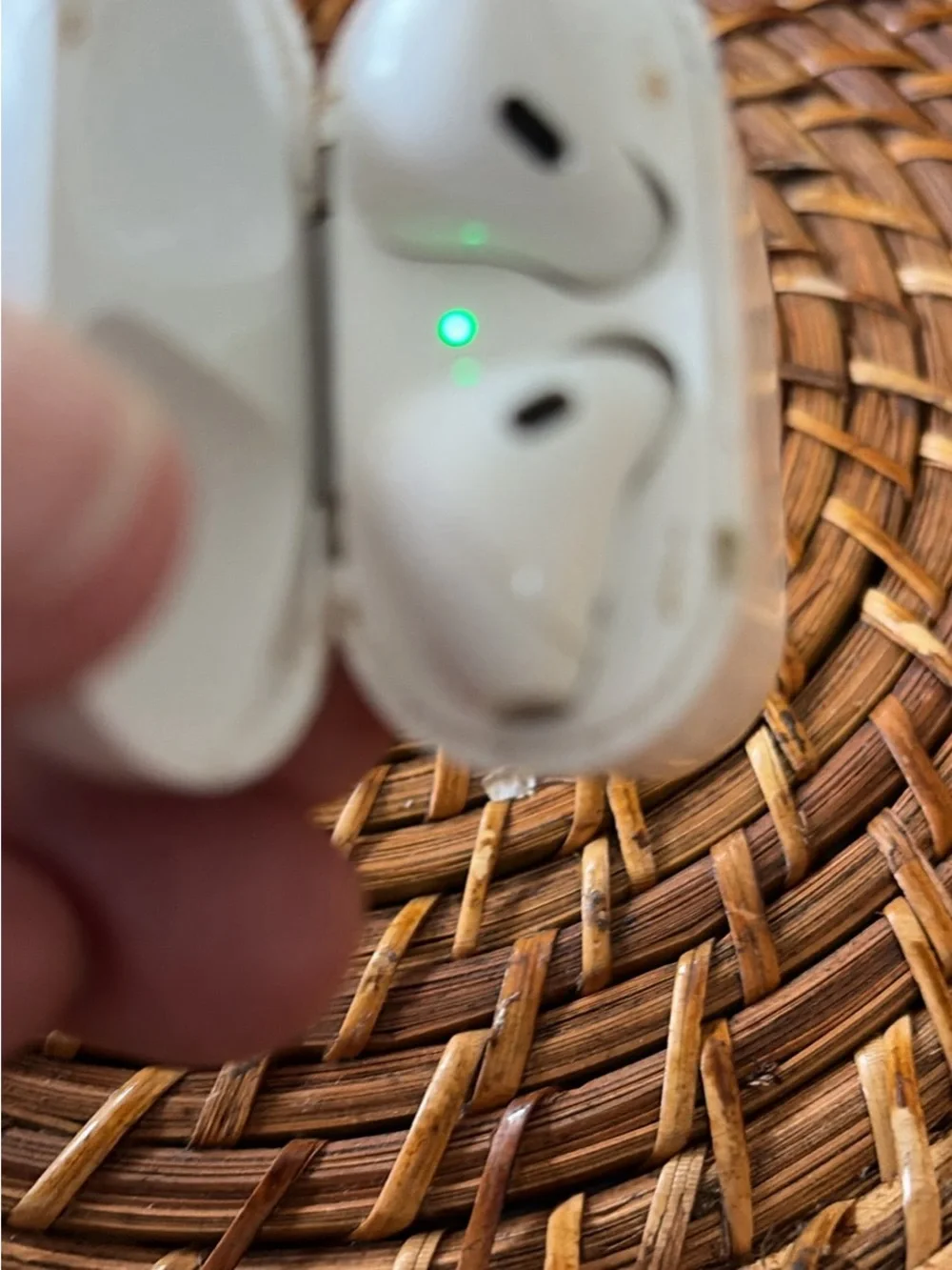 Apple Wireless Earbuds Charging Case in White airpod 1